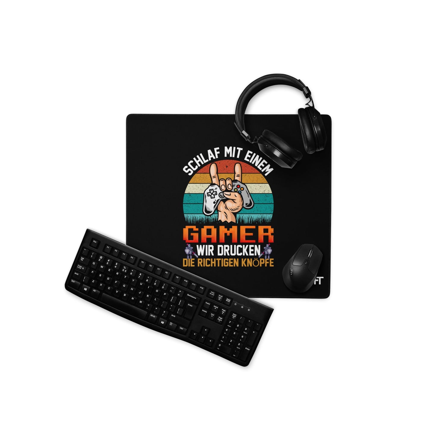 SCHLAF MIT EINEM GAMER WIR DRUCKEN DIE RICHTIGEN KNOPFE - Desk Mat by DarkByteGear