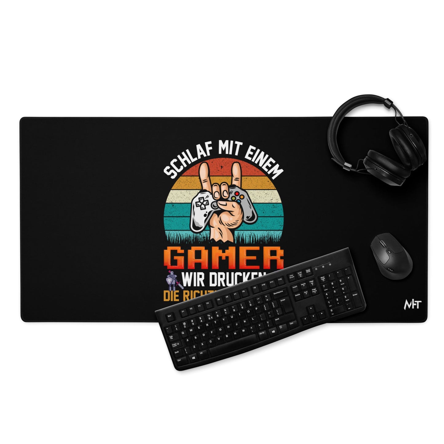 SCHLAF MIT EINEM GAMER WIR DRUCKEN DIE RICHTIGEN KNOPFE - Desk Mat by DarkByteGear