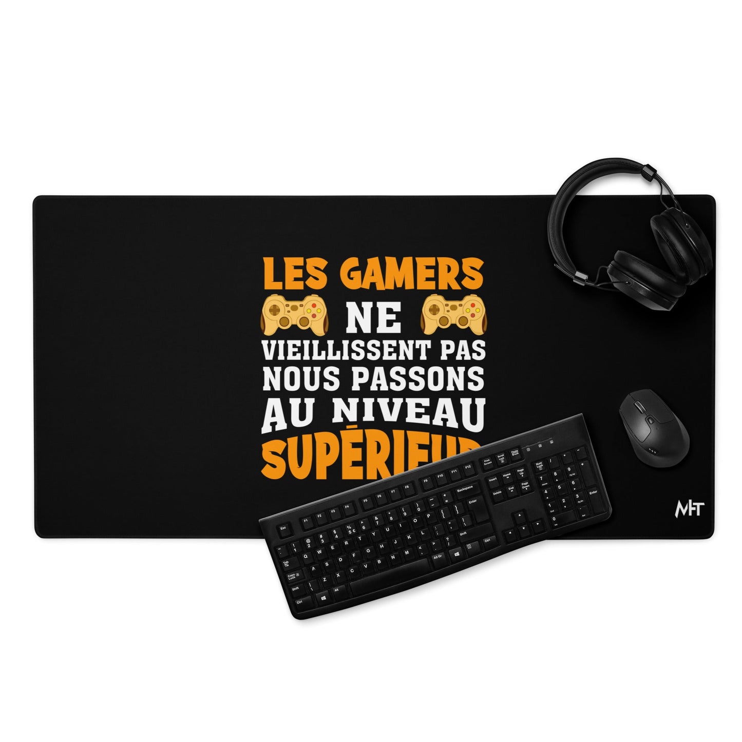 LES GAMERS PNE VIEILLISSENT PAS NOUS PASSONS AU NIVEAU SUPERIEUR - Desk Mat by DarkByteGear