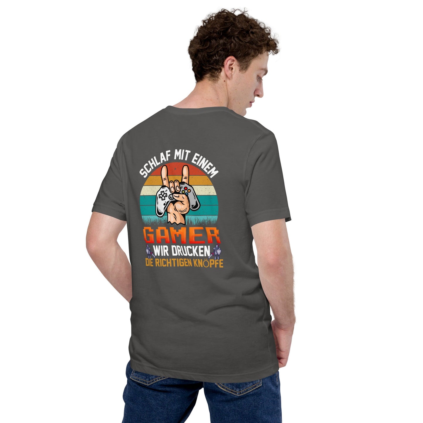 SCHLAF MIT EINEM GAMER WIR DRUCKEN DIE RICHTIGEN KNOPFE - Unisex t-shirt ( Back Print ) by DarkByteGear