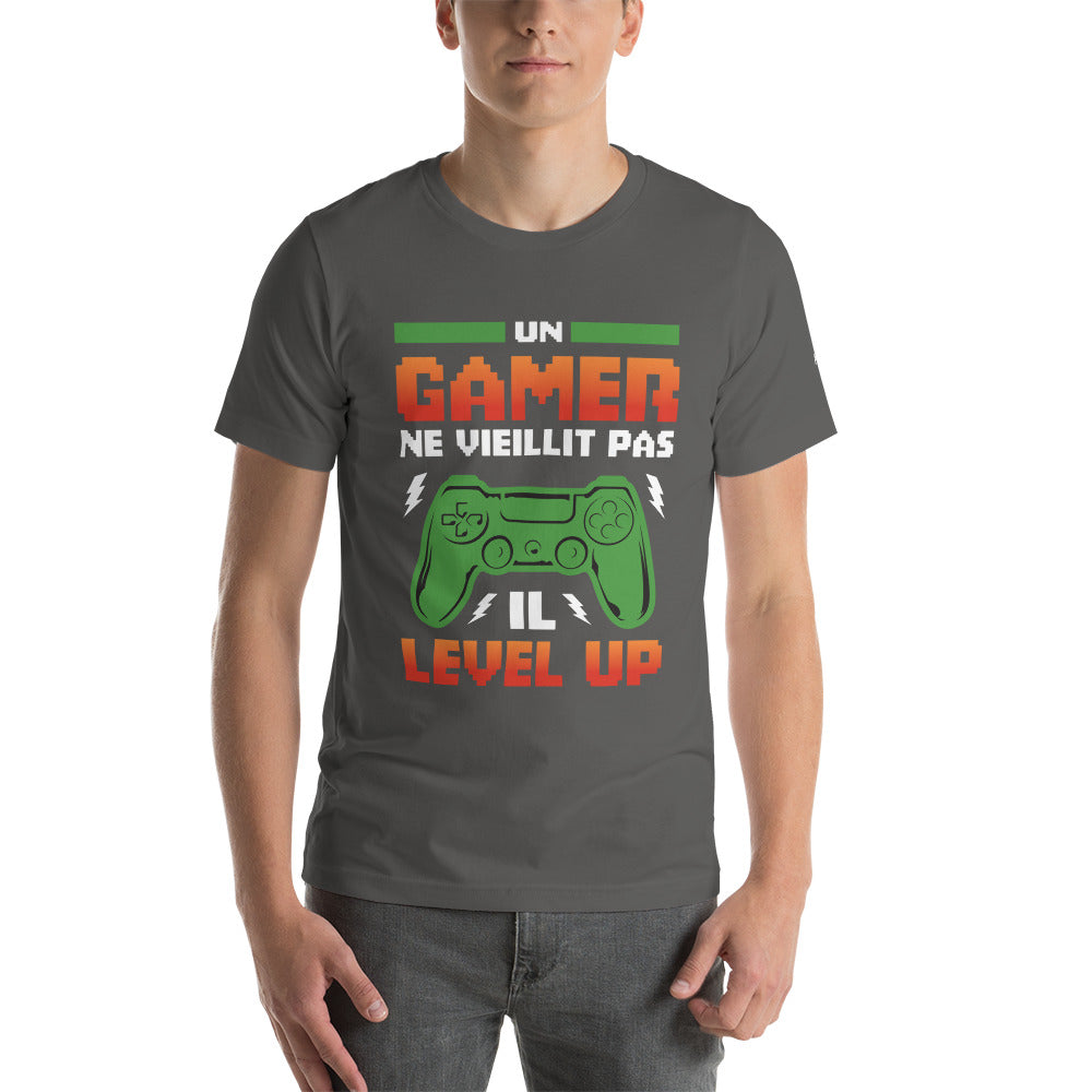Un GAMER NE VIEILLIT PAS IL Level Up - Unisex t-shirt by DarkByteGear