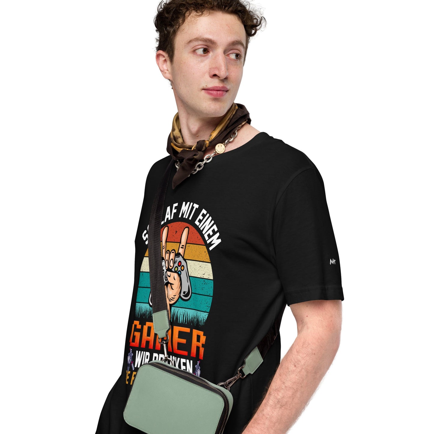 SCHLAF MIT EINEM GAMER WIR DRUCKEN DIE RICHTIGEN KNOPFE - Unisex t-shirt by DarkByteGear