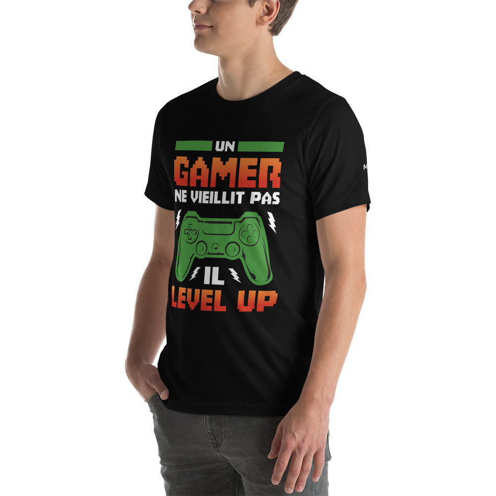 Un GAMER NE VIEILLIT PAS IL Level Up - Unisex t-shirt by DarkByteGear