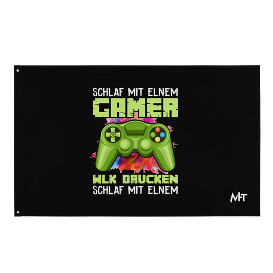 Schlaf Mit Elnem Gamer Drucken - Flag by DarkByteGear