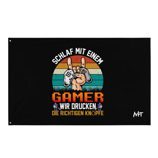 SCHLAF MIT EINEM GAMER WIR DRUCKEN DIE RICHTIGEN KNOPFE - Flag by DarkByteGear