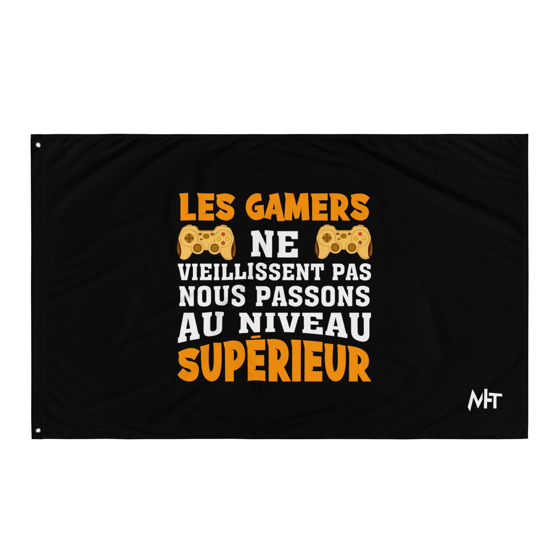 LES GAMERS PNE VIEILLISSENT PAS NOUS PASSONS AU NIVEAU SUPERIEUR - Flag by DarkByteGear