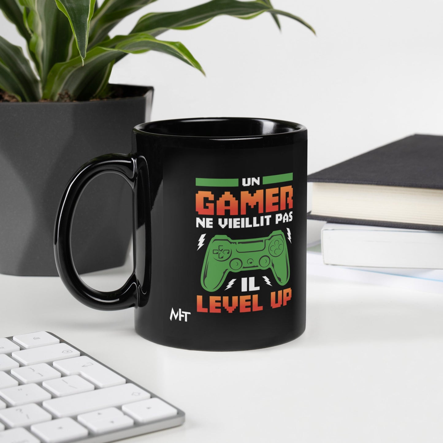 Un GAMER NE VIEILLIT PAS IL Level Up - Black Glossy Mug by DarkByteGear