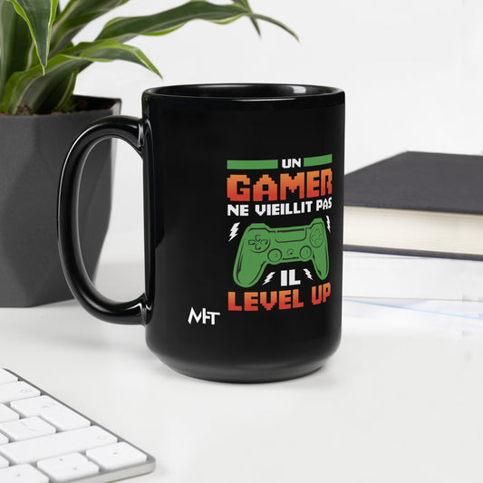 Un GAMER NE VIEILLIT PAS IL Level Up - Black Glossy Mug by DarkByteGear
