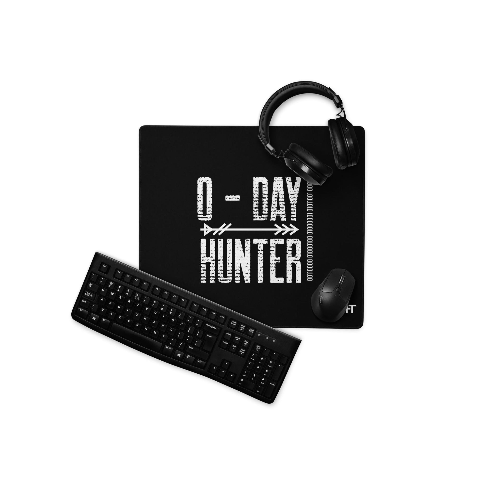 0-day hunter V8 - Desk Mat by DarkByteGear