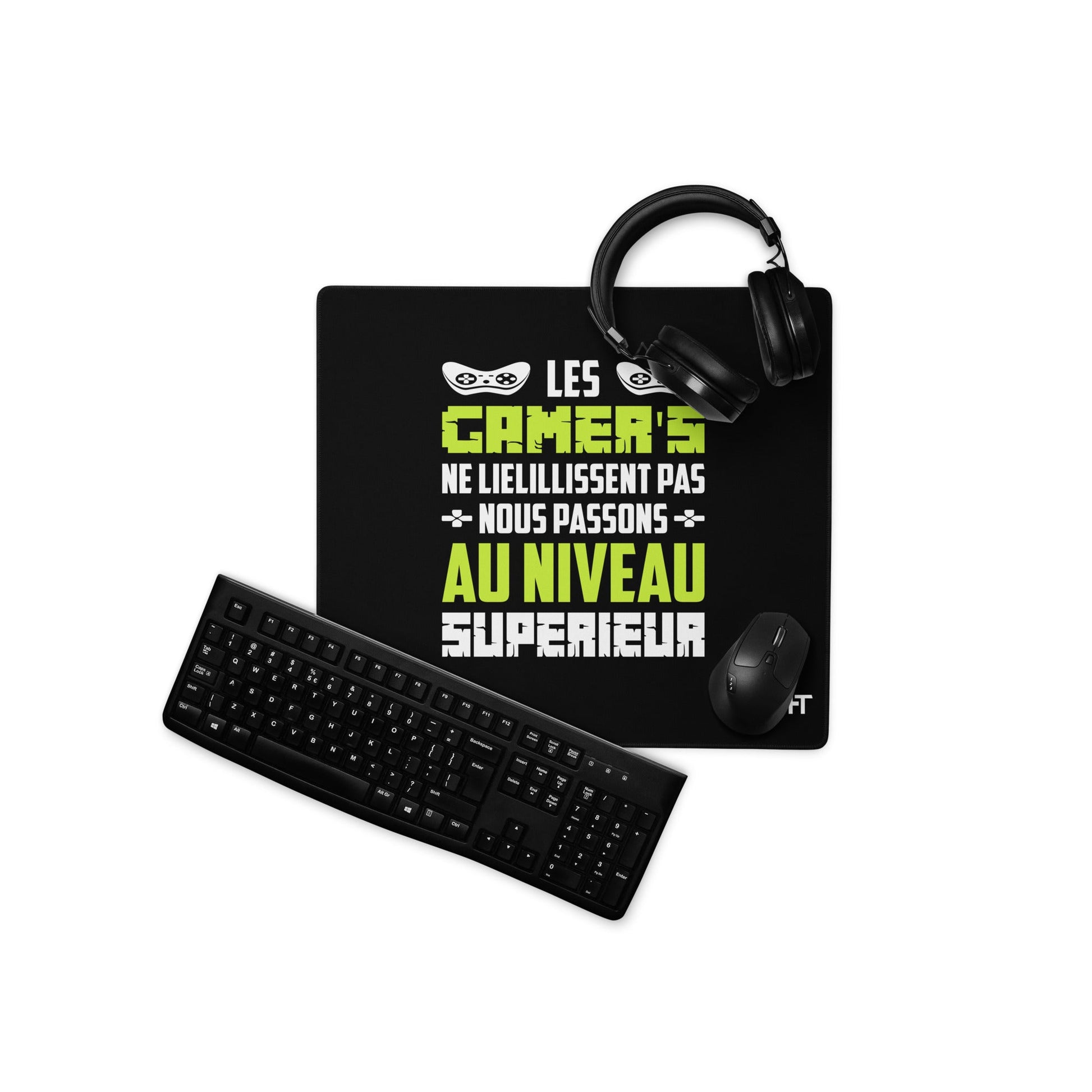 Les Gamer's Au Niveau Desk Mat by DarkByteGear