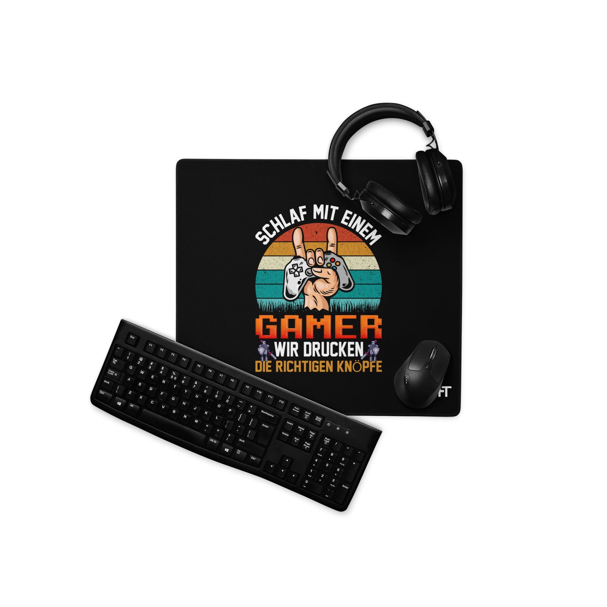 SCHLAF MIT EINEM GAMER WIR DRUCKEN DIE RICHTIGEN KNOPFE - Desk Mat by DarkByteGear