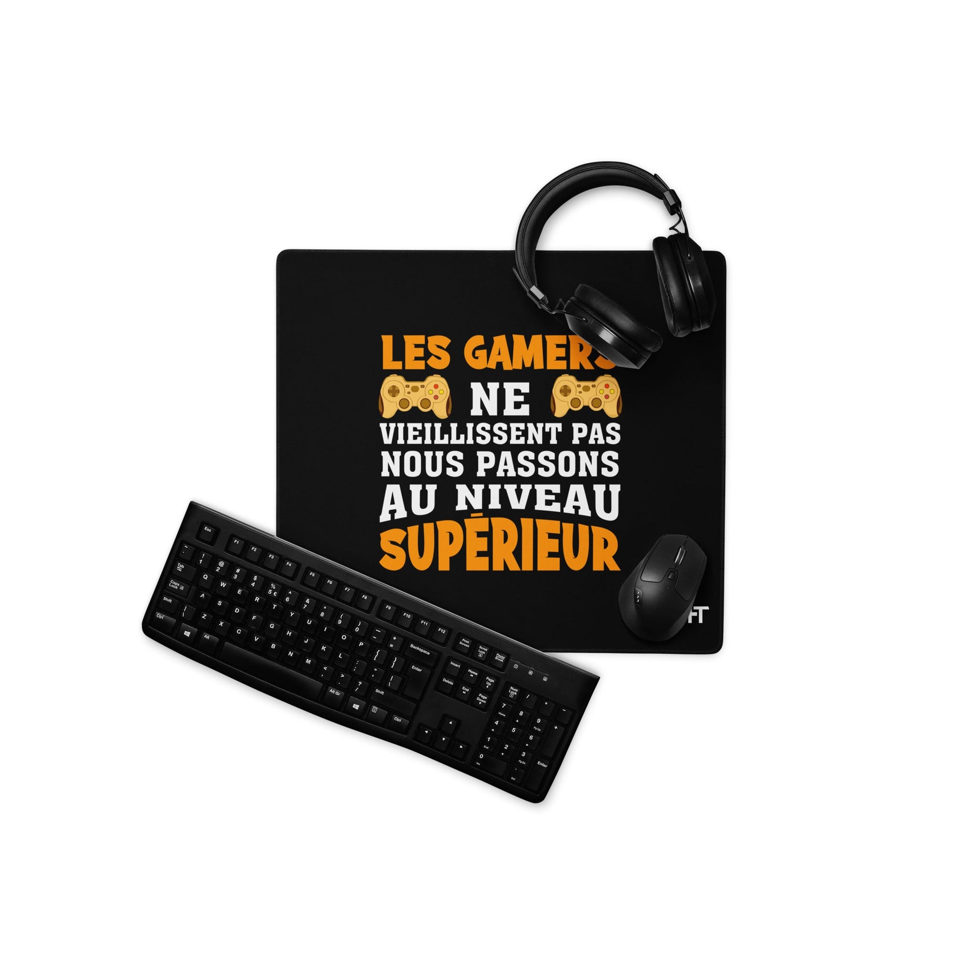 LES GAMERS PNE VIEILLISSENT PAS NOUS PASSONS AU NIVEAU SUPERIEUR - Desk Mat by DarkByteGear