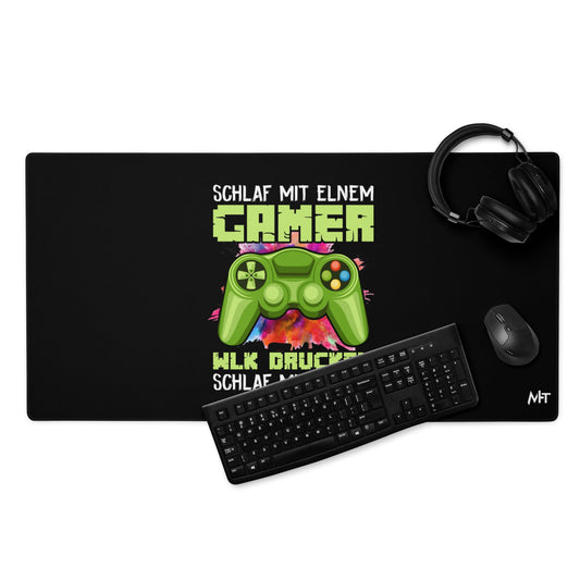 Schlaf Mit Elnem Gamer Drucken - Desk Mat by DarkByteGear