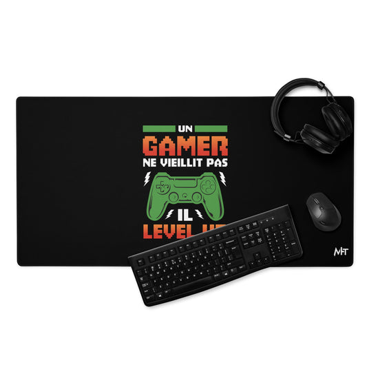 Un GAMER NE VIEILLIT PAS IL Level Up - Desk Mat by DarkByteGear