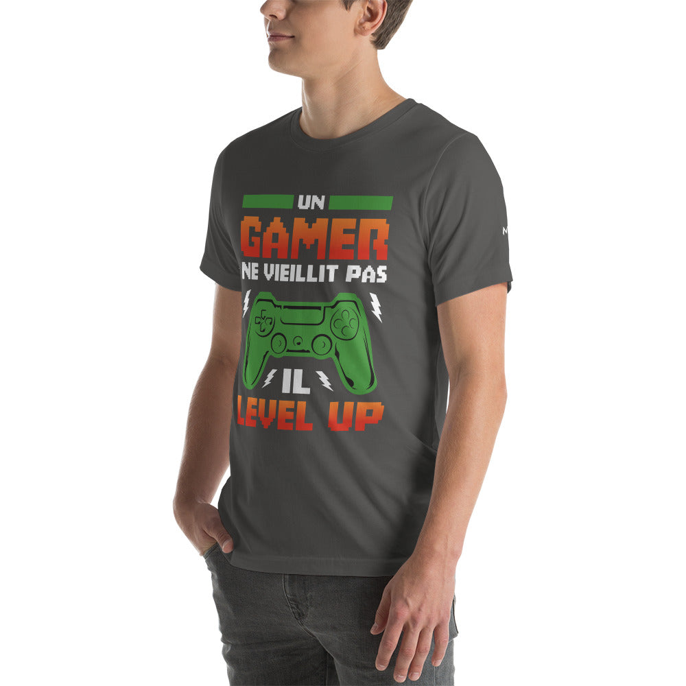 Un GAMER NE VIEILLIT PAS IL Level Up - Unisex t-shirt by DarkByteGear