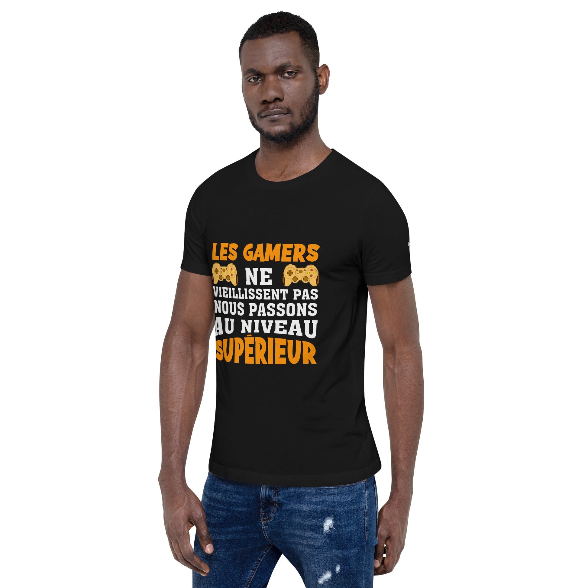 LES GAMERS PNE VIEILLISSENT PAS NOUS PASSONS AU NIVEAU SUPERIEUR - Unisex t-shirt by DarkByteGear