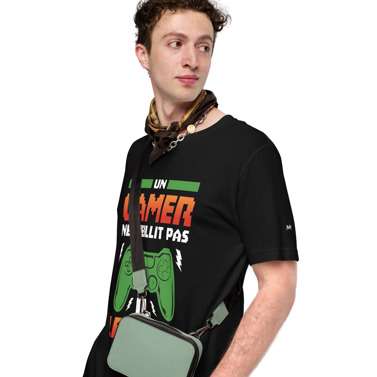 Un GAMER NE VIEILLIT PAS IL Level Up - Unisex t-shirt by DarkByteGear