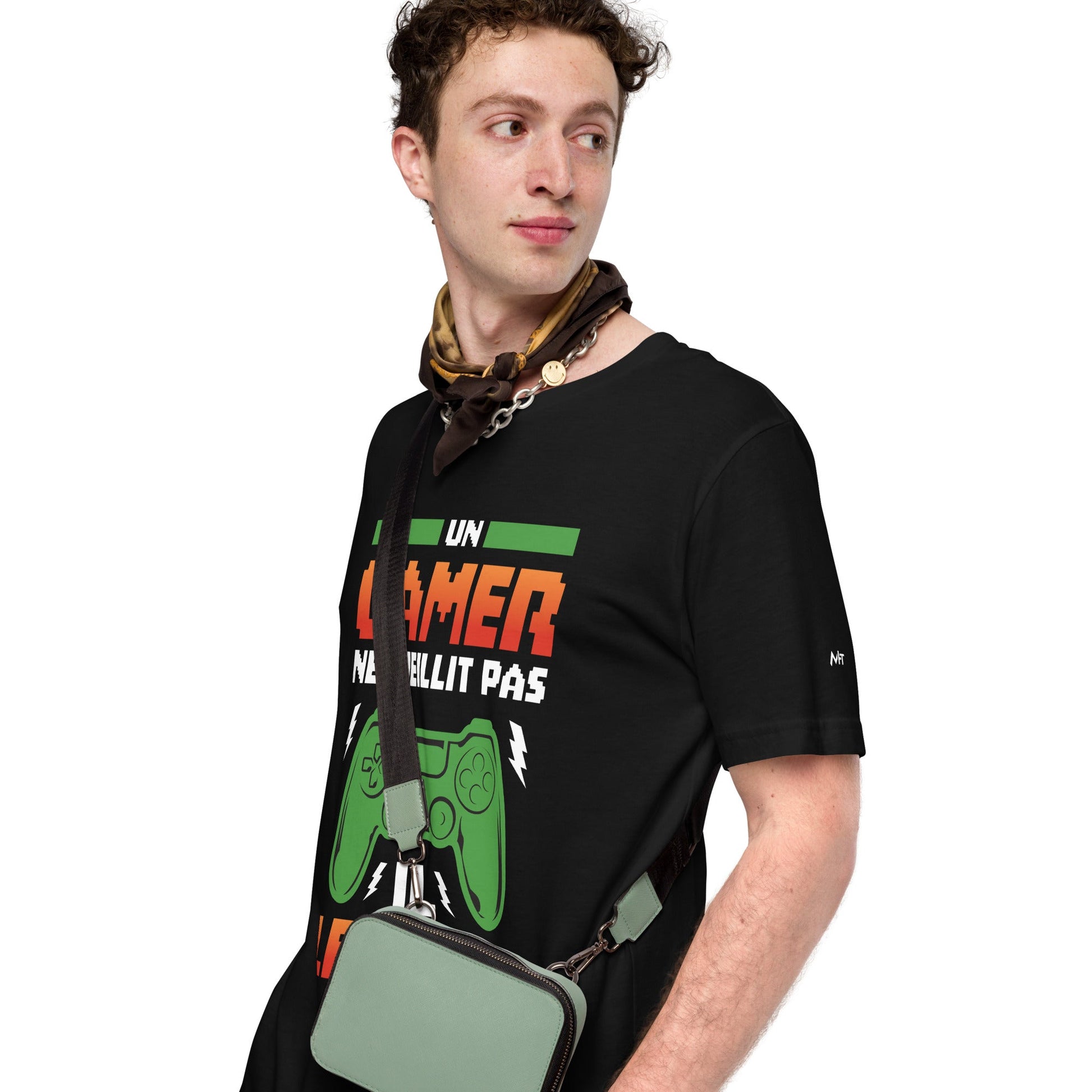 Un GAMER NE VIEILLIT PAS IL Level Up - Unisex t-shirt by DarkByteGear